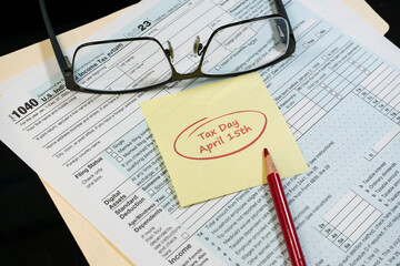 2024 US tax forms with taxes due date reminder and glasses on folder. - obrazy, fototapety, plakaty