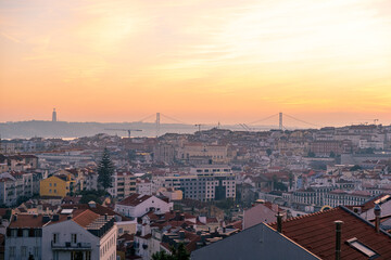 Fototapeta na wymiar リスボンの四月二十五日橋と夕陽
