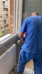 albañil haciendo rozas con maza y martillo