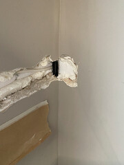 cubrir con espuma instalación desagüe aire acondicionado con rozas de albañilería