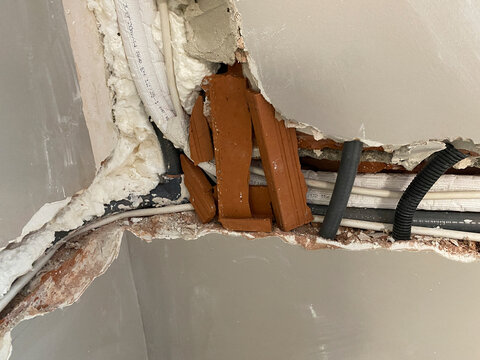 cubrir con espuma y rasill&oacute;n instalaci&oacute;n desag&uuml;e aire acondicionado con rozas de alba&ntilde;iler&iacute;a