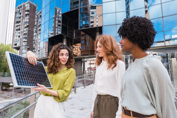 Business people talking to electrical engineer technician of renewable energy working on an innovative more efficient solar panel. Renewable energy solar panel concept. - obrazy, fototapety, plakaty