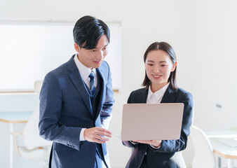 会話するビジネスパーソン