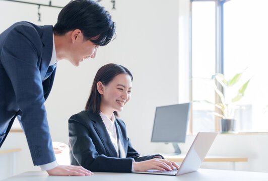 会話するビジネスパーソン