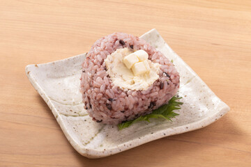 黒米・おかかチーズのおにぎり