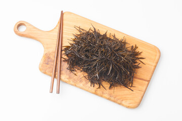 Seaweed of the brown algae Mojabanidae. The body is supported by fibrous roots, and the stem is cylindrical.