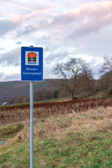 Landschaft mit Wasserschutzgebiet Schild