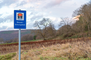 Landschaft mit Wasserschutzgebiet Schild