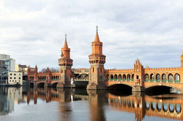 Fototapeta na wymiar oberbaum Bridge in Berlin, Germany