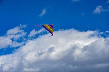 青空を飛ぶカラフル凧