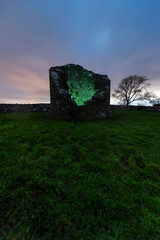 imagen nocturna de Nendrum Monastic en Irlanda dle norte