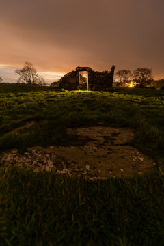 imagen nocturna de Nendrum Monastic en Irlanda dle norte