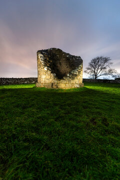 imagen nocturna de Nendrum Monastic en Irlanda dle norte