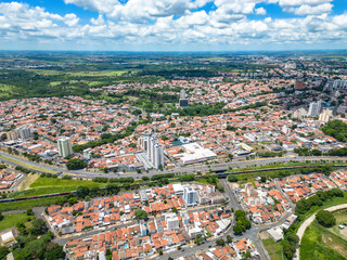 Fototapeta na wymiar Imagem aérea de 2024 da região do Shopping Unimart Campinas, Jardim Aurélia, Rodovia Anhanguera e Avenida Lix da Cunha. Casas, comércios e avenidas.