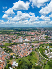Obraz premium Imagem aérea de 2024 da região do Shopping Unimart Campinas, Jardim Aurélia, Rodovia Anhanguera e Avenida Lix da Cunha. Casas, comércios e avenidas.