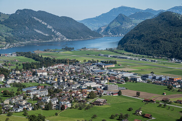 Dorf Alpnach OW mit Vierwaldstättersee, Schweiz  (Luftaufnahme) - obrazy, fototapety, plakaty