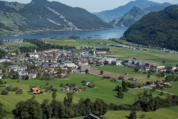 Dorf Alpnach OW mit Vierwaldstättersee, Schweiz  (Luftaufnahme)