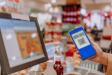 Scan the QR code to pay after purchasing products in the supermarket
