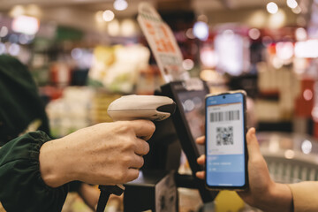 Scan the QR code to pay after purchasing products in the supermarket