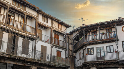 Fototapeta na wymiar Arquitectura tradicional de casas bajas blancas con balcones de madera en la hermosa villa de La Alberca, España