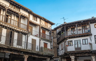 Fototapeta na wymiar Arquitectura tradicional de casas bajas blancas con balcones de madera en la hermosa villa de La Alberca, España