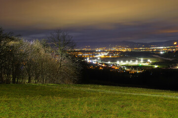 Miasto Nowy Sącz w Polsce nocą.
