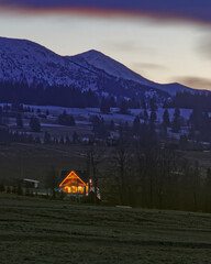 Górski domek w Tatrach wieczorem. © Adam Sadlak