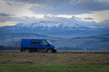 Turystyka Camper Van, domowej roboty camper w górach, podróż. © Adam Sadlak
