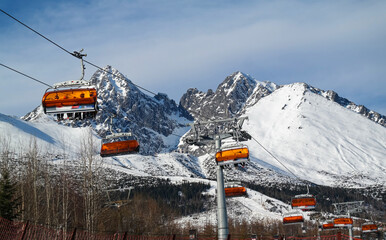 Obrazy na Plexi  Wyciąg narciarski w Wysokich Tatrach na Słowacji, w tle Łomnica,