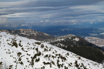 Zimowy widok na góry, krajobraz ośnieżonych gór.