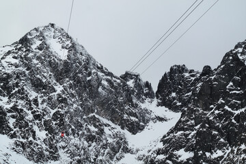 Kolej linowa w Tatrach Wysokich na szczyt Łomnica.