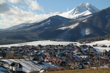 Widok na Tatry Wysokie w Słowacji zimą.