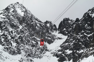 Kolej linowa w Tatrach Wysokich na szczyt Łomnica.