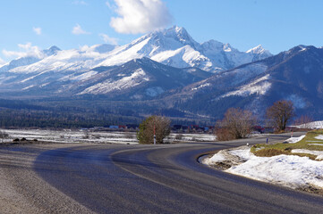 Widok na Tatry ośnieżone, droga asfaltowa, oblodzenia, trudne warunki drogowe. © Adam Sadlak