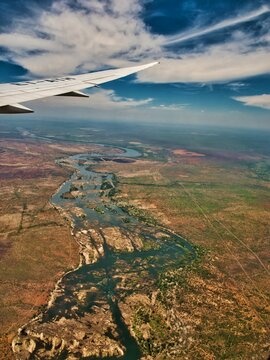 Aussicht aus einem Flugzeug w&auml;hrend Anflug auf Victoria Falls Flughafen