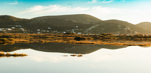 Reflet d'une chapelle grecque sur un lagon en bord de mer 