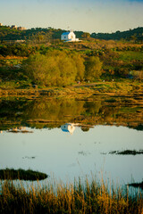 Reflet d'une chapelle grecque sur un lagon en bord de mer 
