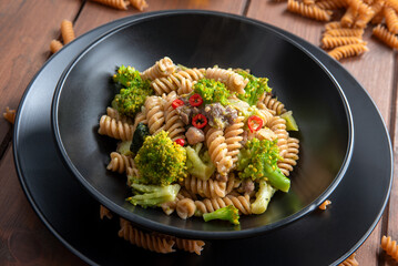 Piatto di deliziosi fusilli conditi con broccoli e salsiccia di maiale, pasta italiana, cibo europeo 
