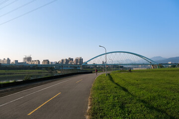 Fototapeta premium 台湾 台北市 基隆河沿いのサイクリングコース