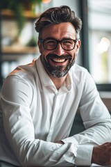 Obraz premium In the office, a happy, smiling businessman