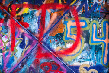 Obraz na płótnie Canvas Graffiti an Betonmauer mit kreuzenden Stahlstäben