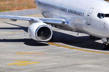 detalhe de janela, turbina e para-brisa de um avião em solo no aeroporto 