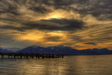 Obraz premium Magische Wolkenstimmung am Chiemsee über den Chiemgauer Alpen