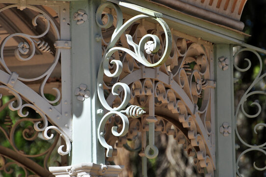 Detalhes esculpidos em metal ornamentando o abrigo protegendo fontes de &aacute;gua em parques do interior do Brasil