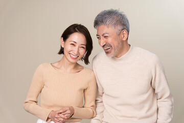 ミドル世代のカップルが笑っている。