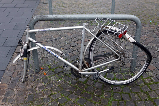 Vandalismus, Diebstahl von Fahrradteilen eines abgeschlossenen Fahrrades