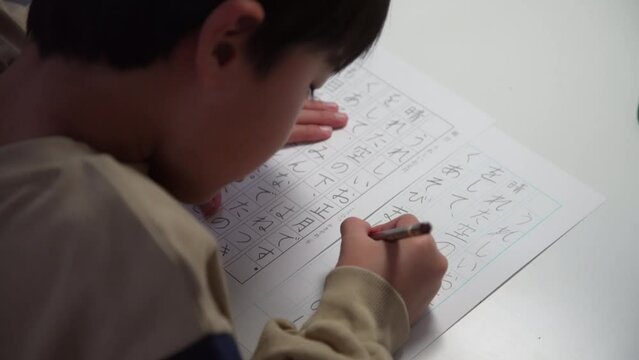 	硬筆の練習をする男の子
