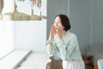 笑顔のビジネスウーマン　応援　掛け声