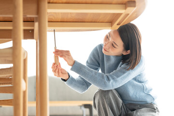 家具を組み立てる女性