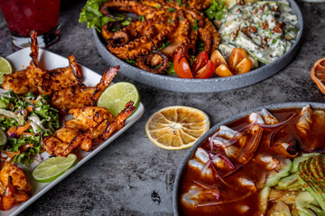 pulopo zarandeado, con camarones zarandeados y aguachile de camaron rojo
